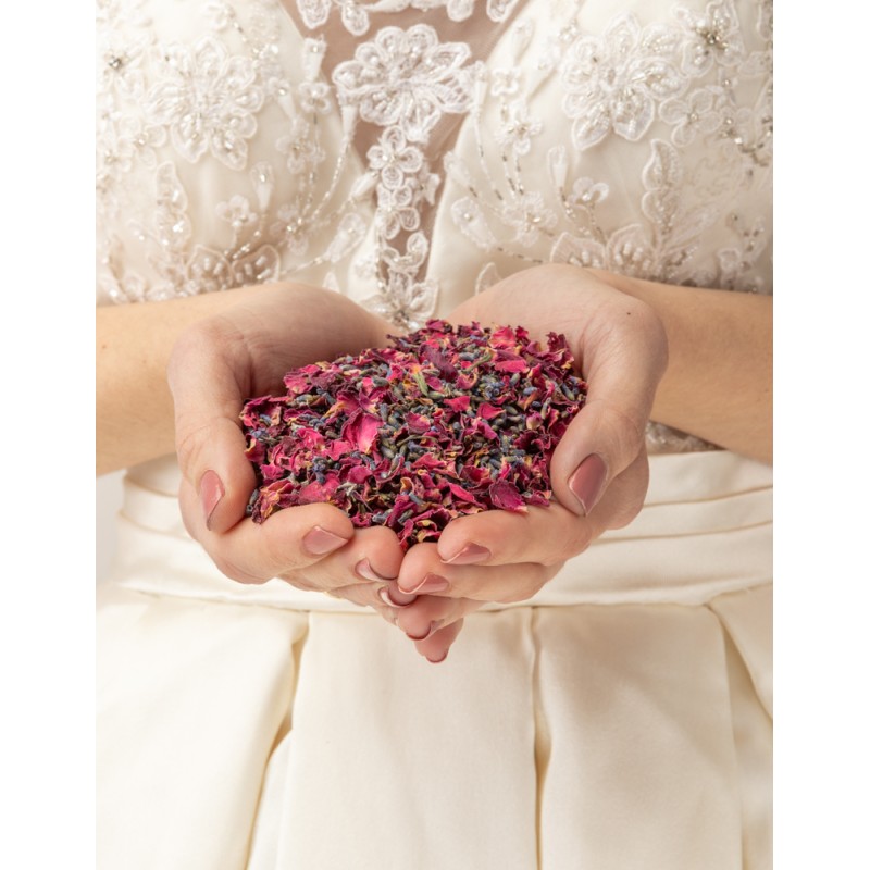mano con petalos de flores secas 
novia