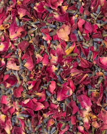 detalle de confeti biodegradable burgundy premium