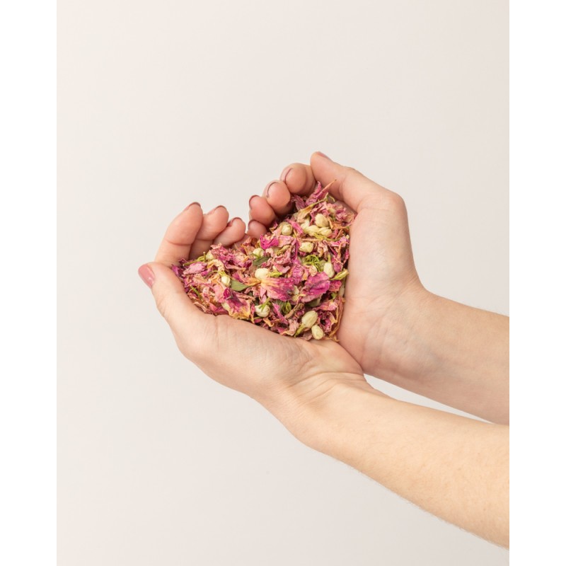 mano sosteniendo confeti biodegradable de flores secas