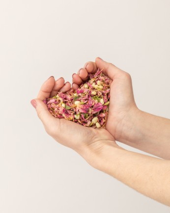 mano sosteniendo confeti biodegradable de flores secas