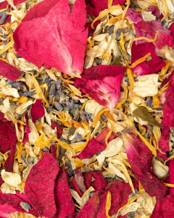 detalle de petalos secos de confeti biodegradable royal