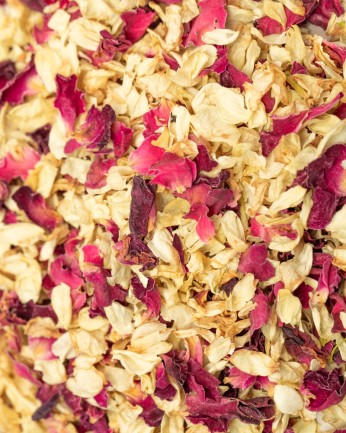detalle de petalos de flores secas para bodas burgundy special