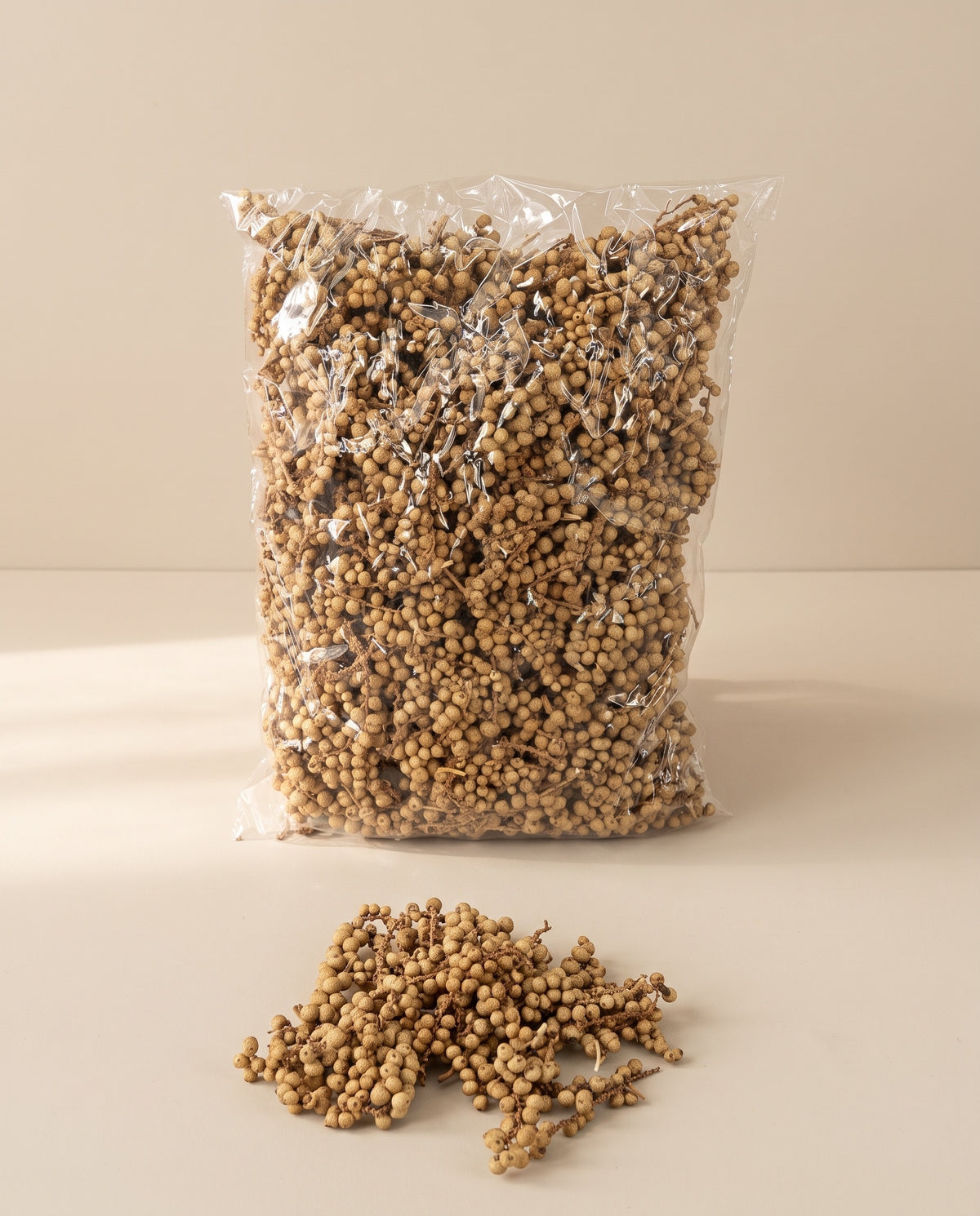 Bagas secas em cacho de cor natural na embalagem, tal como é entregue.