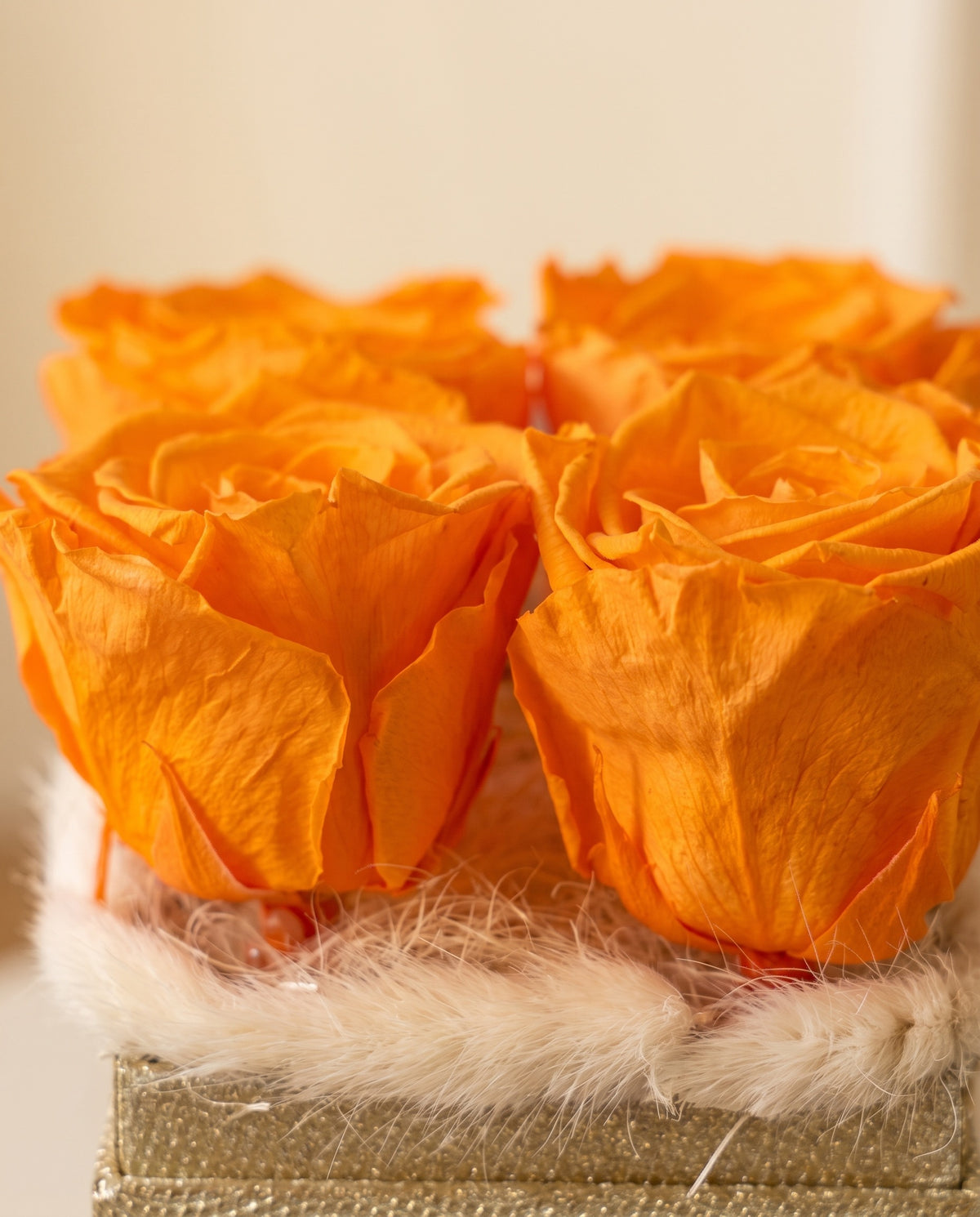 Detalle de cerca del centro de flores preservadas en naranja.