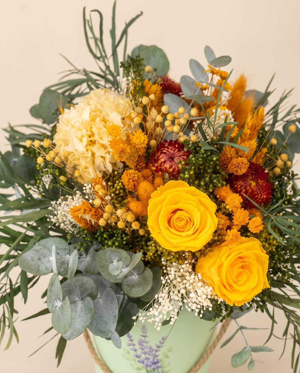 Detalle de cerca del centro de flores secas y preservadas en amarillo y naranja.