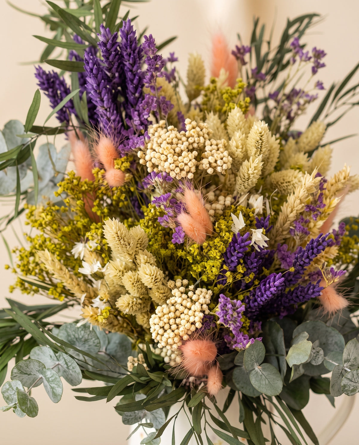 Detalle de cerca del centro de flores secas y preservadas en lavanda y amarillo.