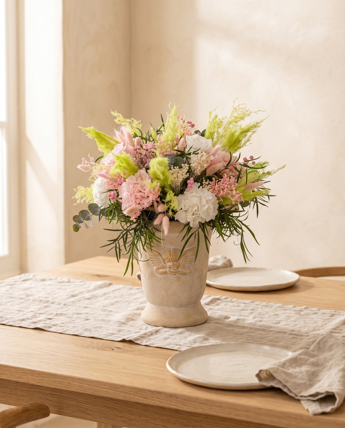 Centro de flores secas e preservadas em rosa-claro numa mesa de sala de jantar.