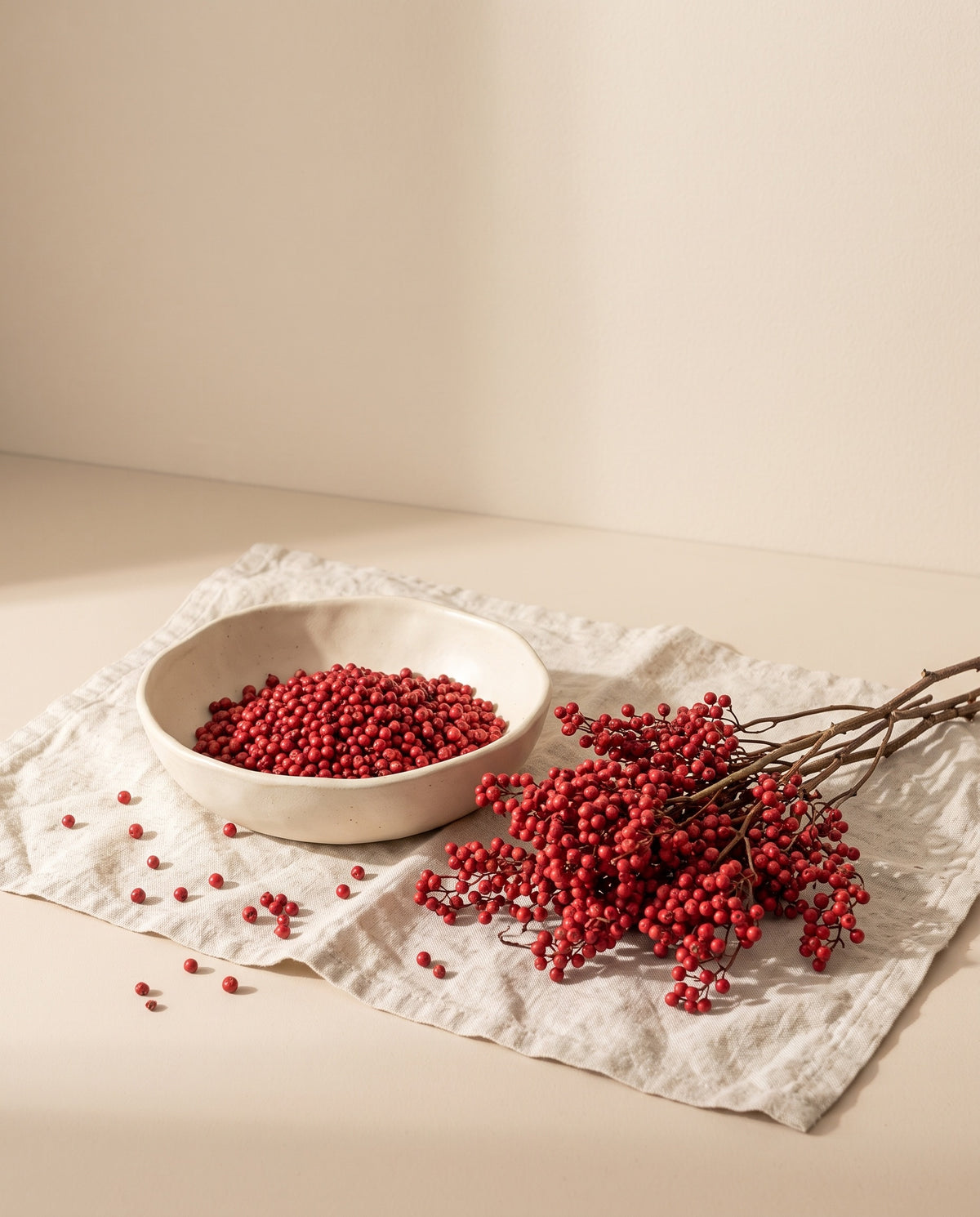 Pimenta-rosa seca vermelha numa taça de cerâmica. Taça não incluída.