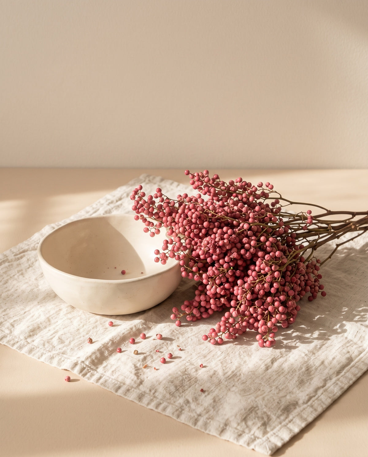 Falsa pimienta seca rosa en un cuenco de cerámica. Cuenco no incluido.