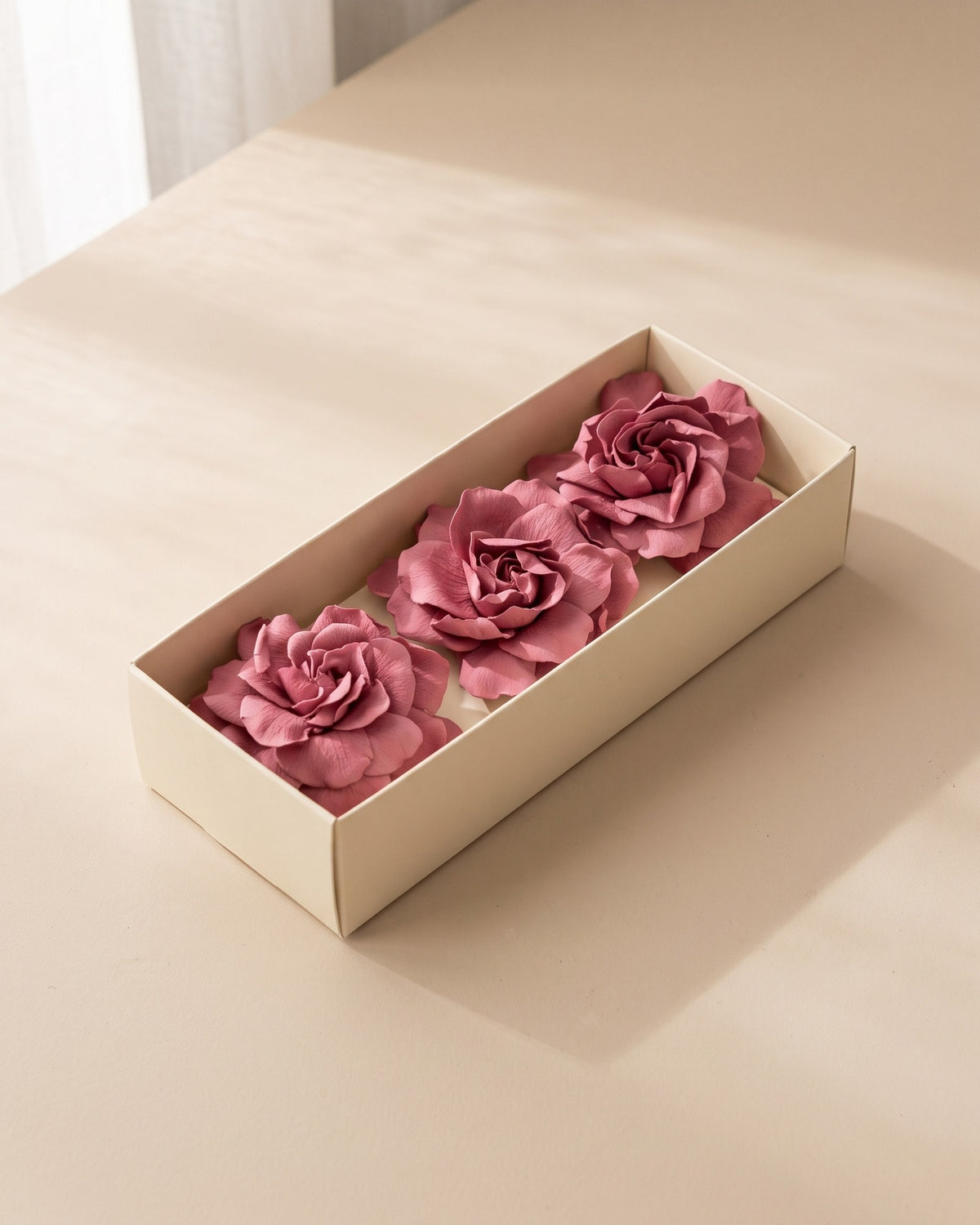 Gardenias preservadas cereza, cabezas en una caja abierta