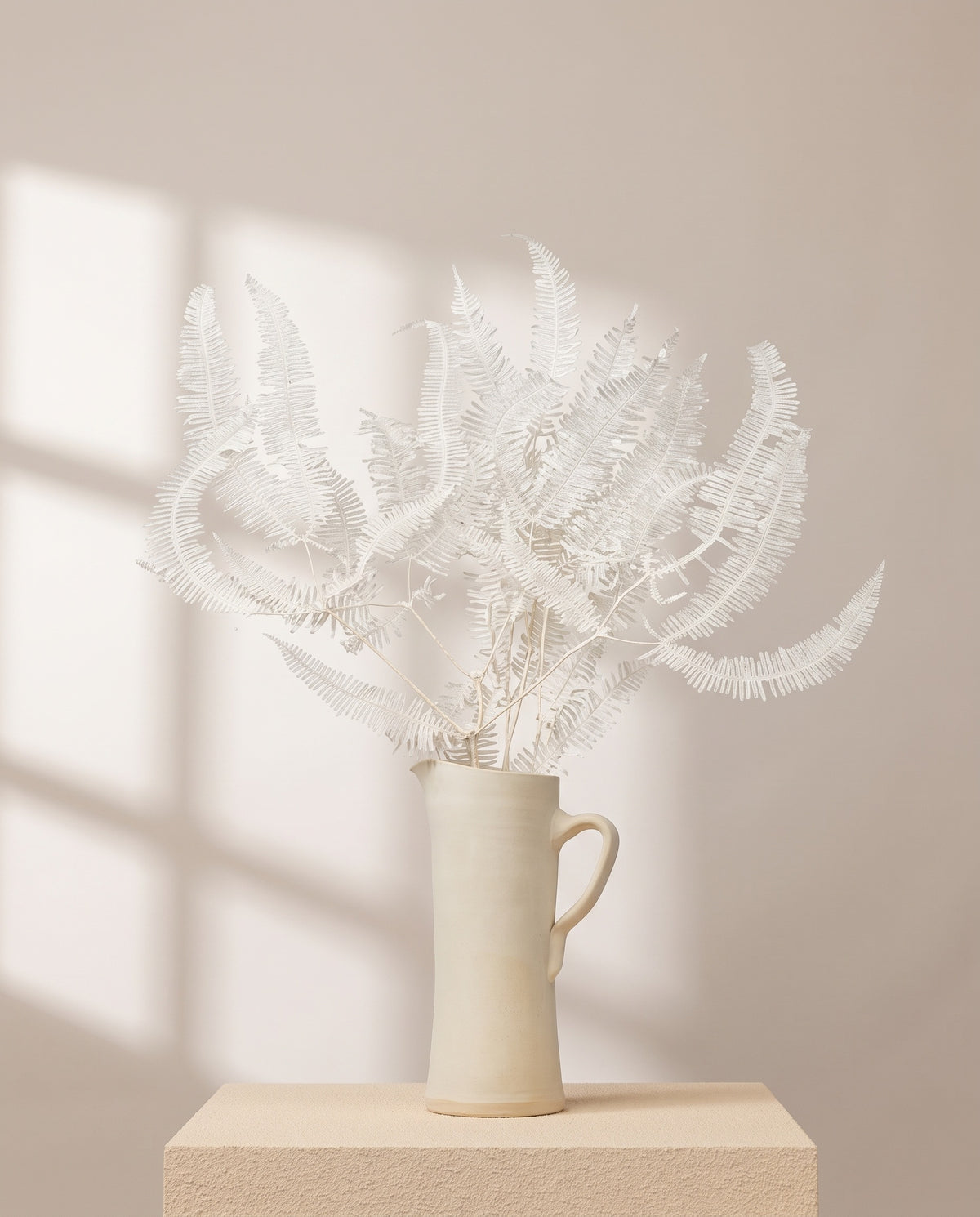Feto coral preservado branco numa jarra de cerâmica creme, em ambiente decorado. Jarra não incluída.