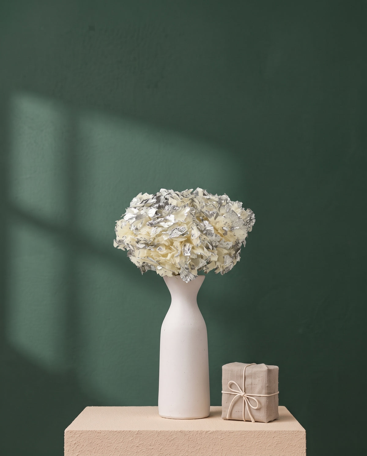 Cabeza de hortensia preservada plateada en jarrón botella de cerámica blanca, con caja regalo de lino y pared verde bosque. Jarrón y caja no incluidos.