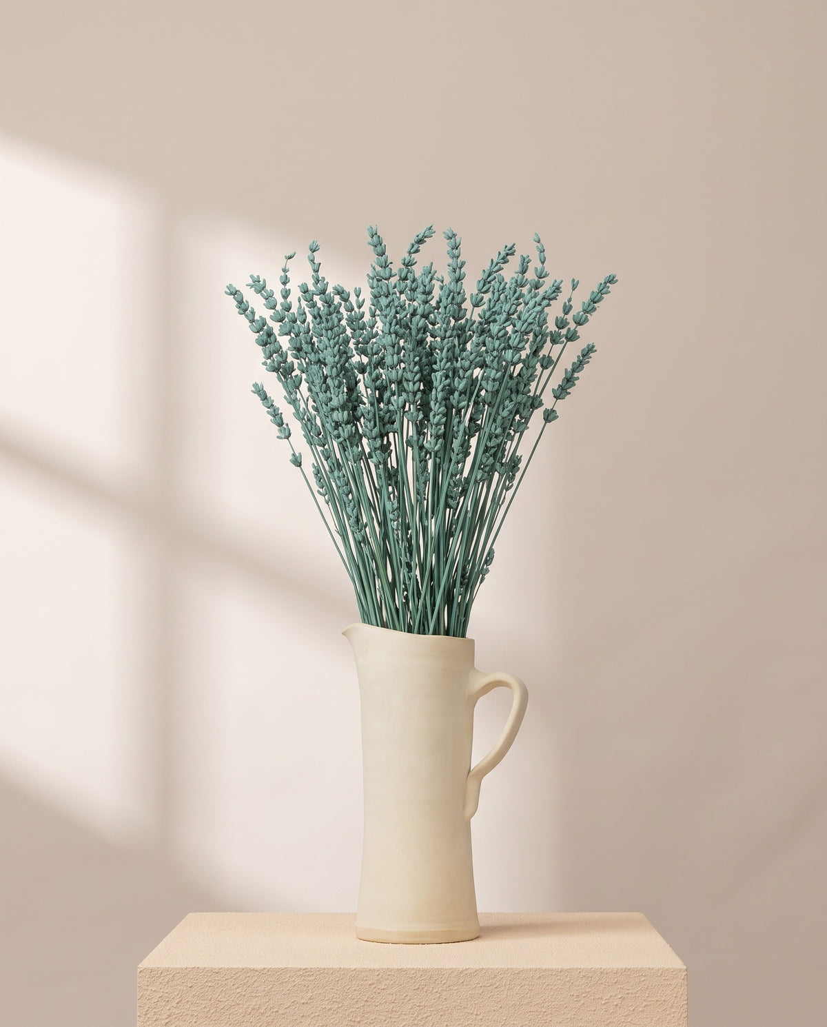 Lavanda preservada azul claro en una jarra de cerámica crema. Jarra no incluida.
