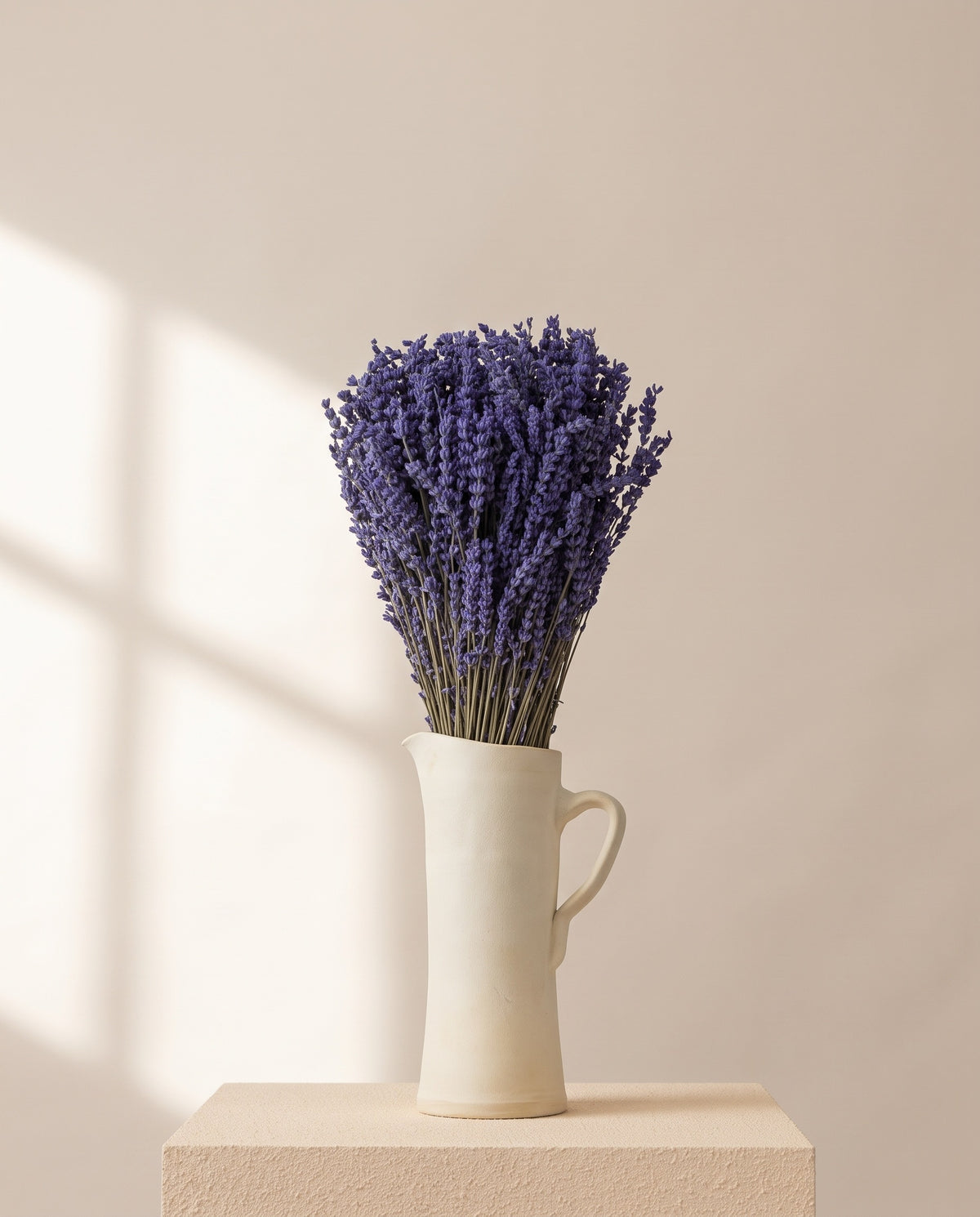 Lavanda preservada violeta en una jarra de cerámica crema. Jarra no incluida.