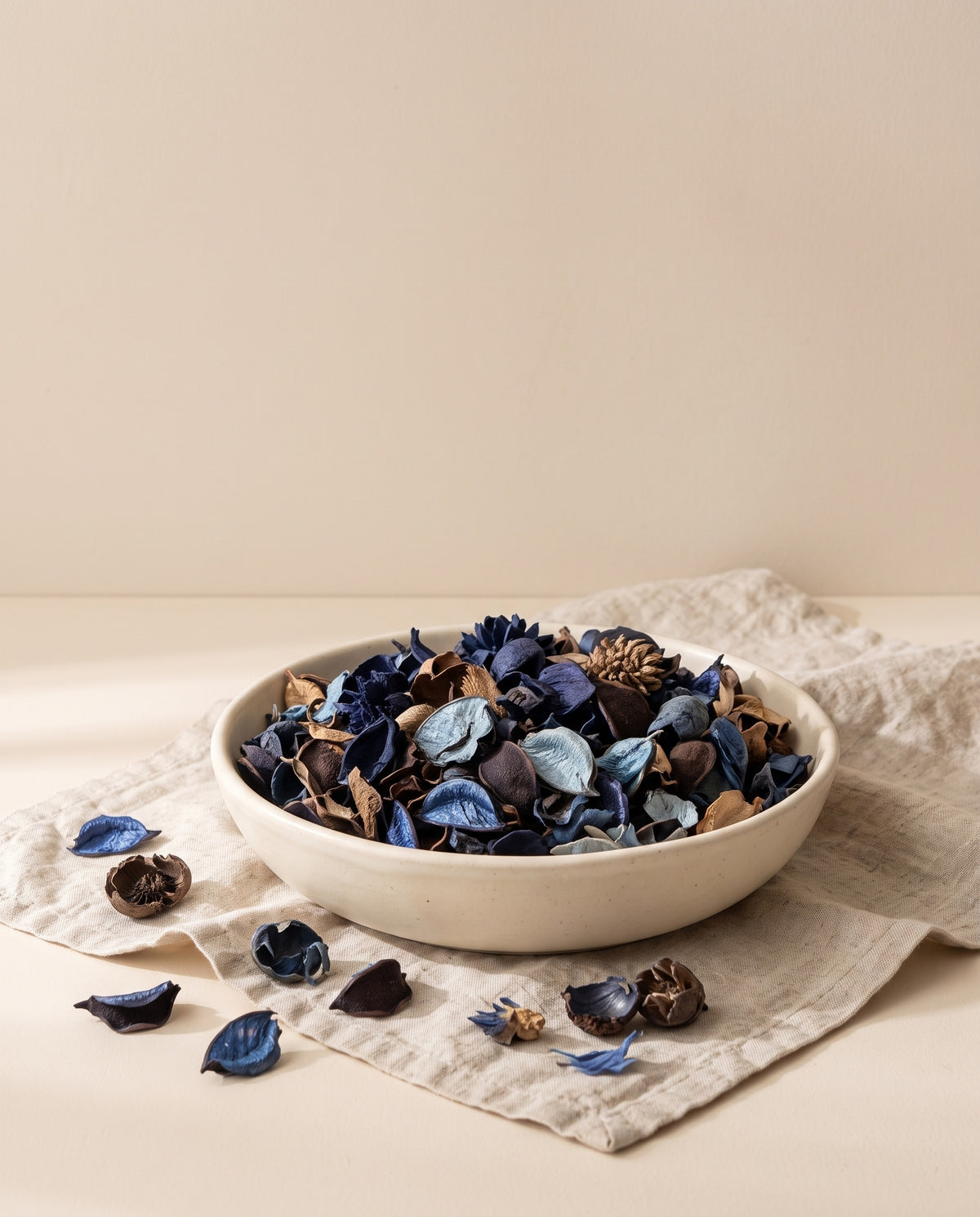 Pot-pourri seco azul numa taça de cerâmica. Taça não incluída.