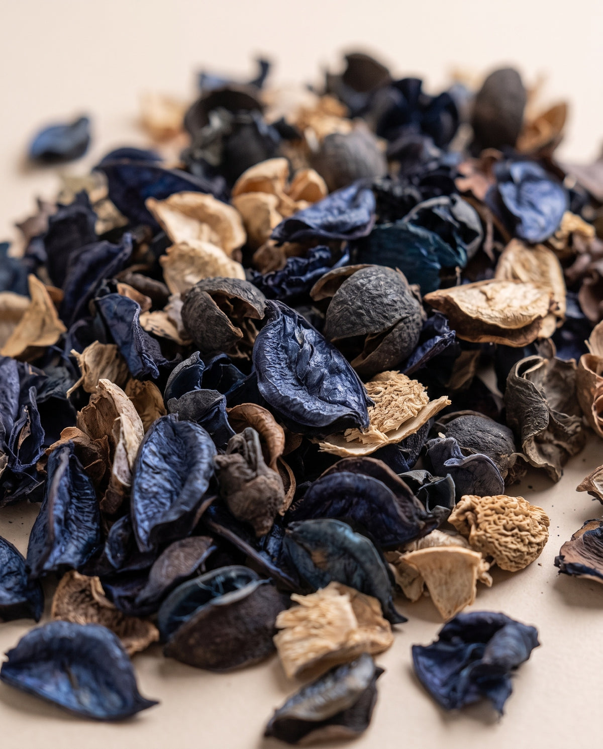 Pormenor de perto: pot-pourri seco azul.