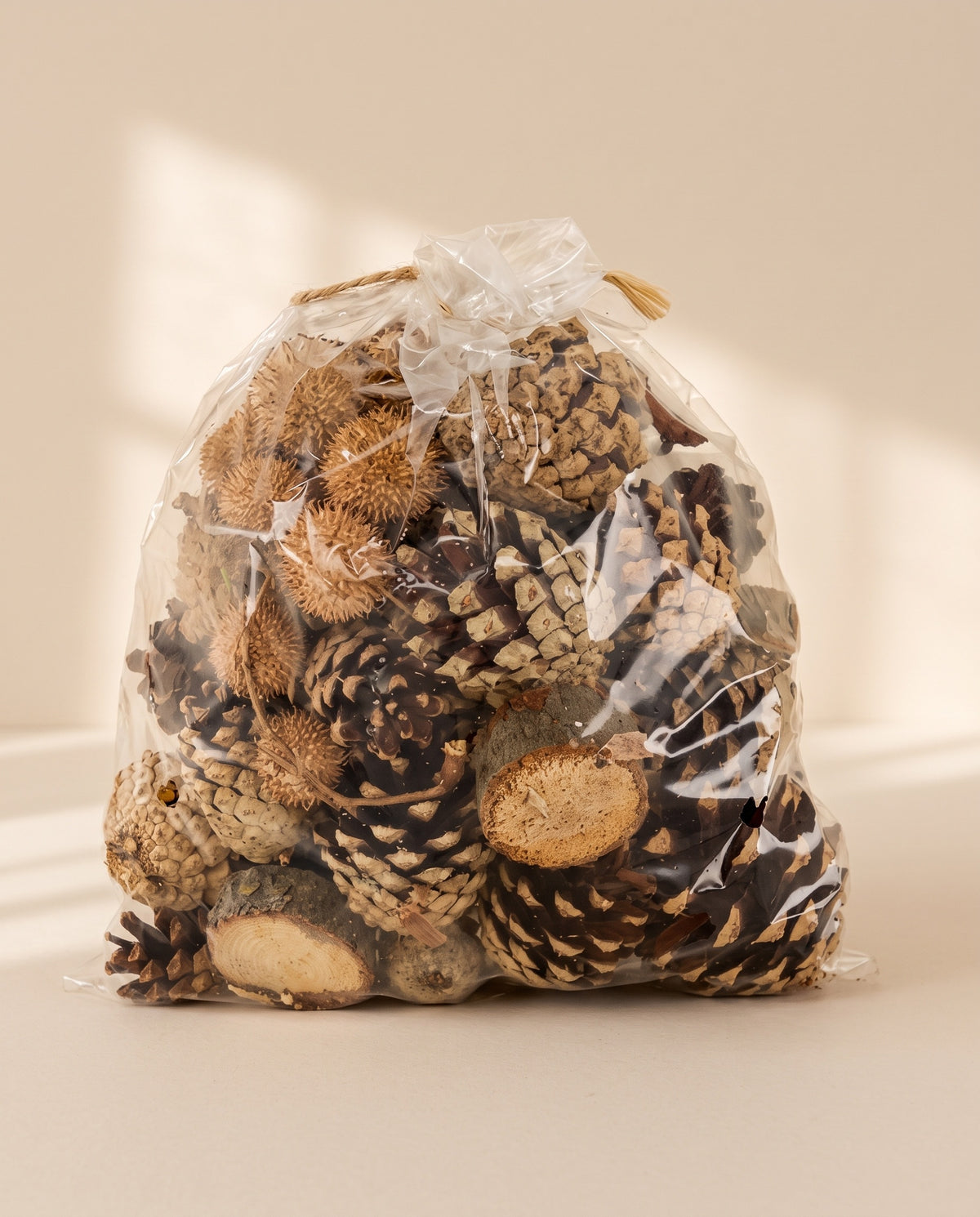 Pot-pourri seco de pinhas e frutos na embalagem, tal como é entregue.