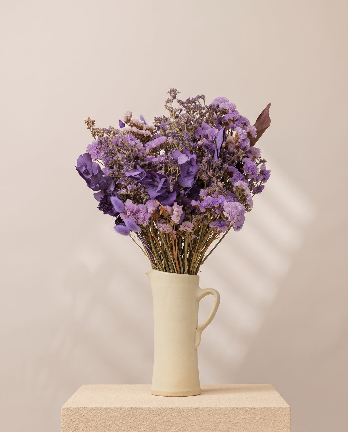 Ramo grande de flores secas em lavanda numa jarra de cerâmica creme. Jarra não incluída.