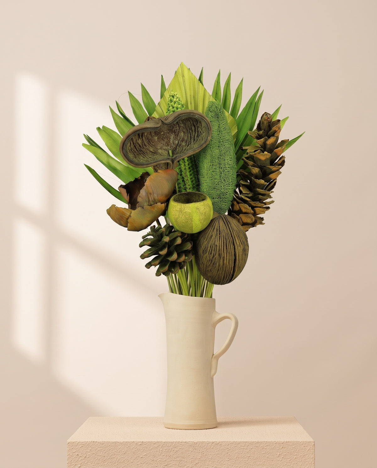 Ramo de flores secas em verde-pistácio com pinhas numa jarra de cerâmica creme. Jarra não incluída.