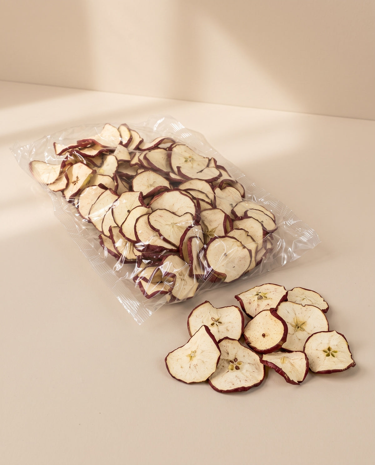 Rodajas de manzana deshidratada roja en su envase, tal como se entrega.