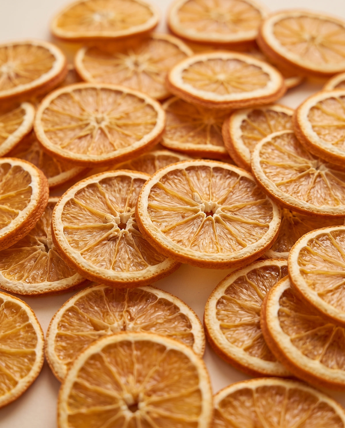 Detalle de cerca: rodajas de naranja deshidratada.