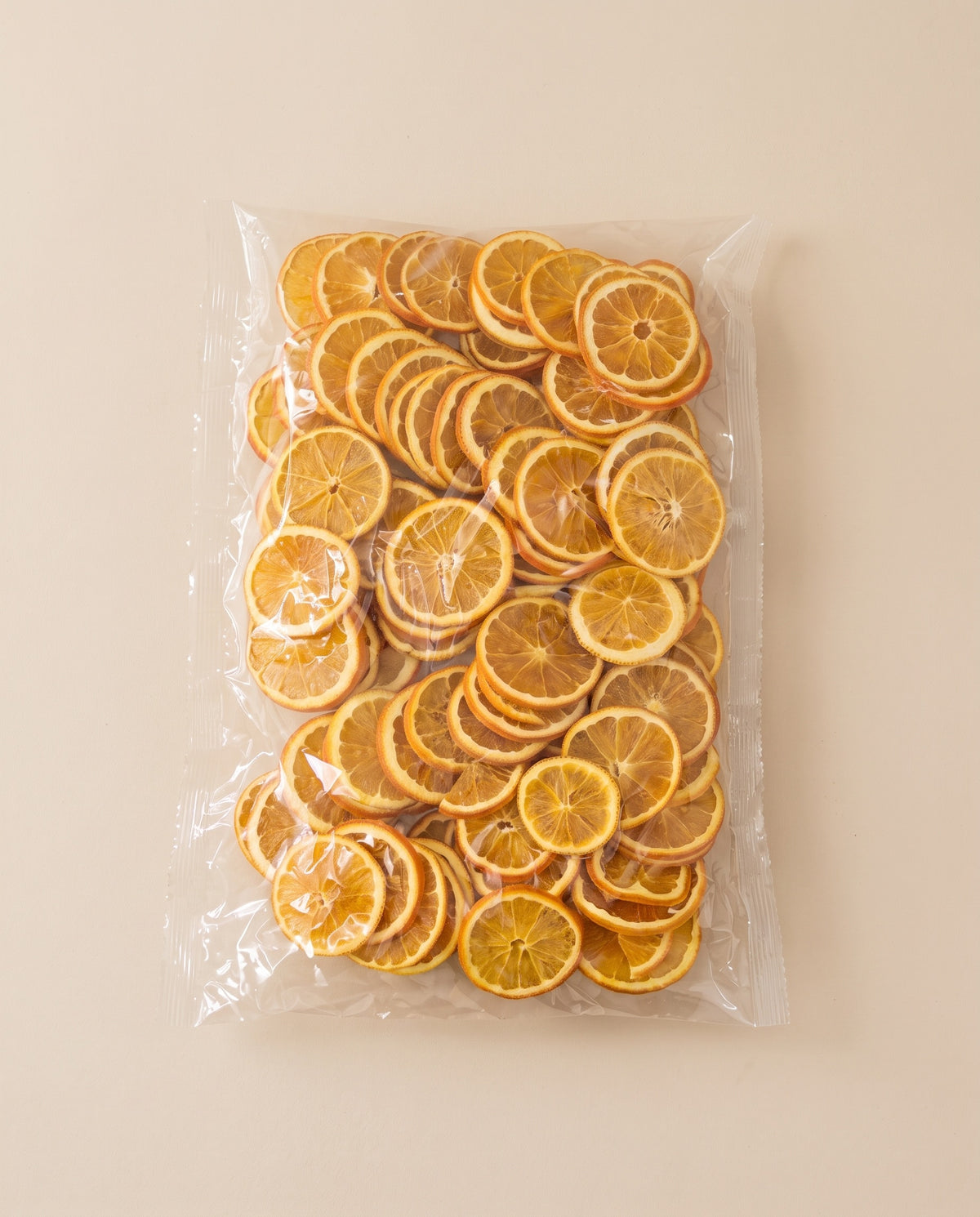 Rodajas de naranja deshidratada en su envase, tal como se entrega.