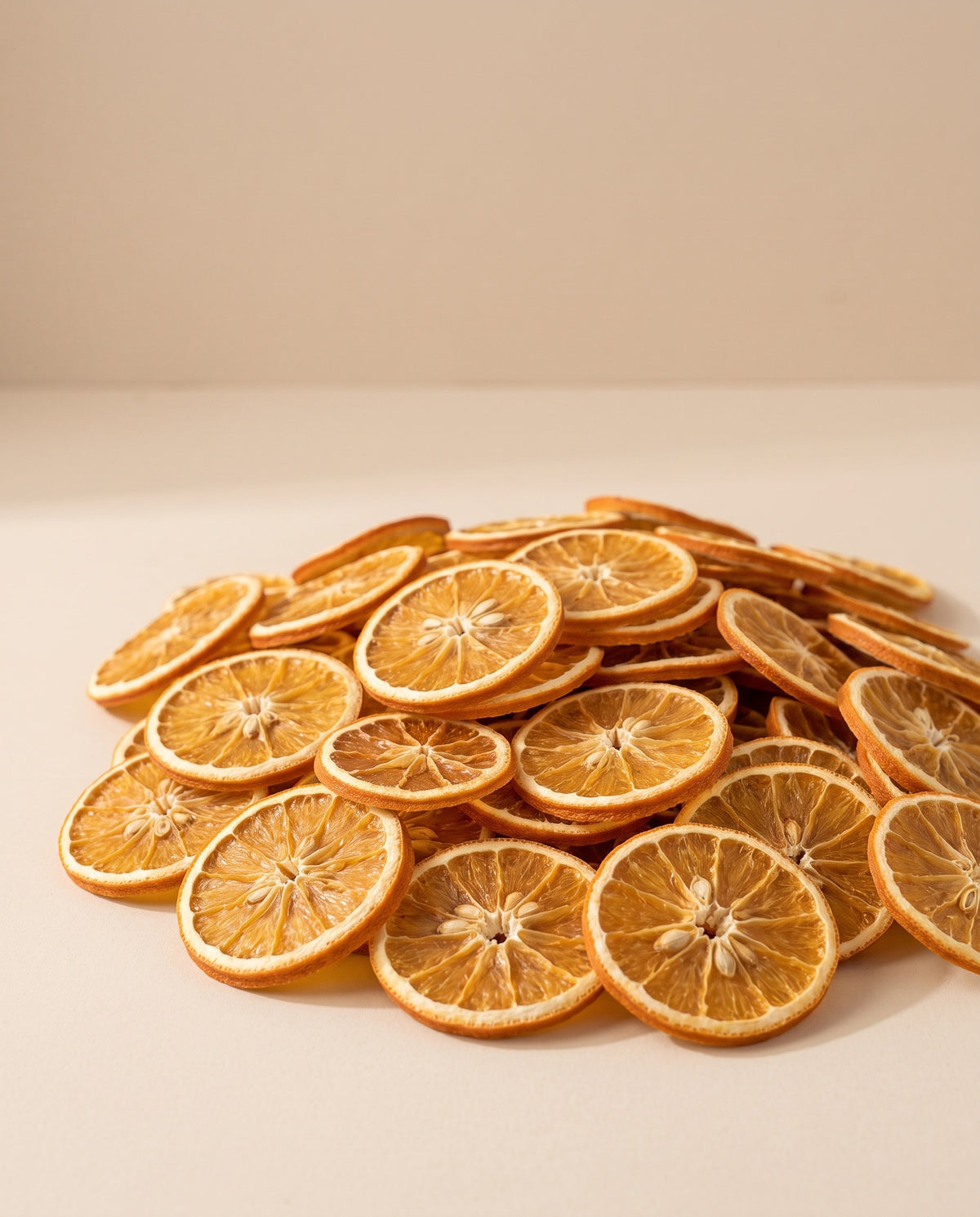 Rodelas de laranja desidratada, um pequeno monte visto de cima.