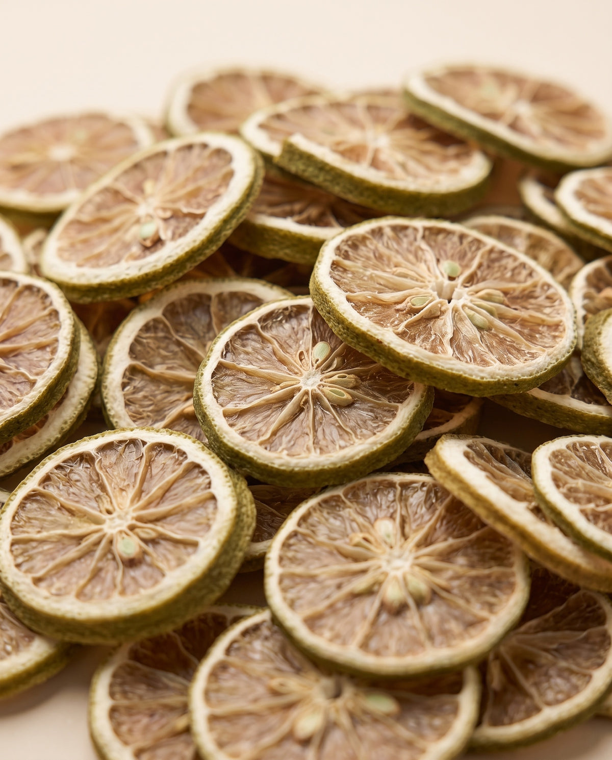 Detalle de cerca: rodajas de naranja deshidratada verde.