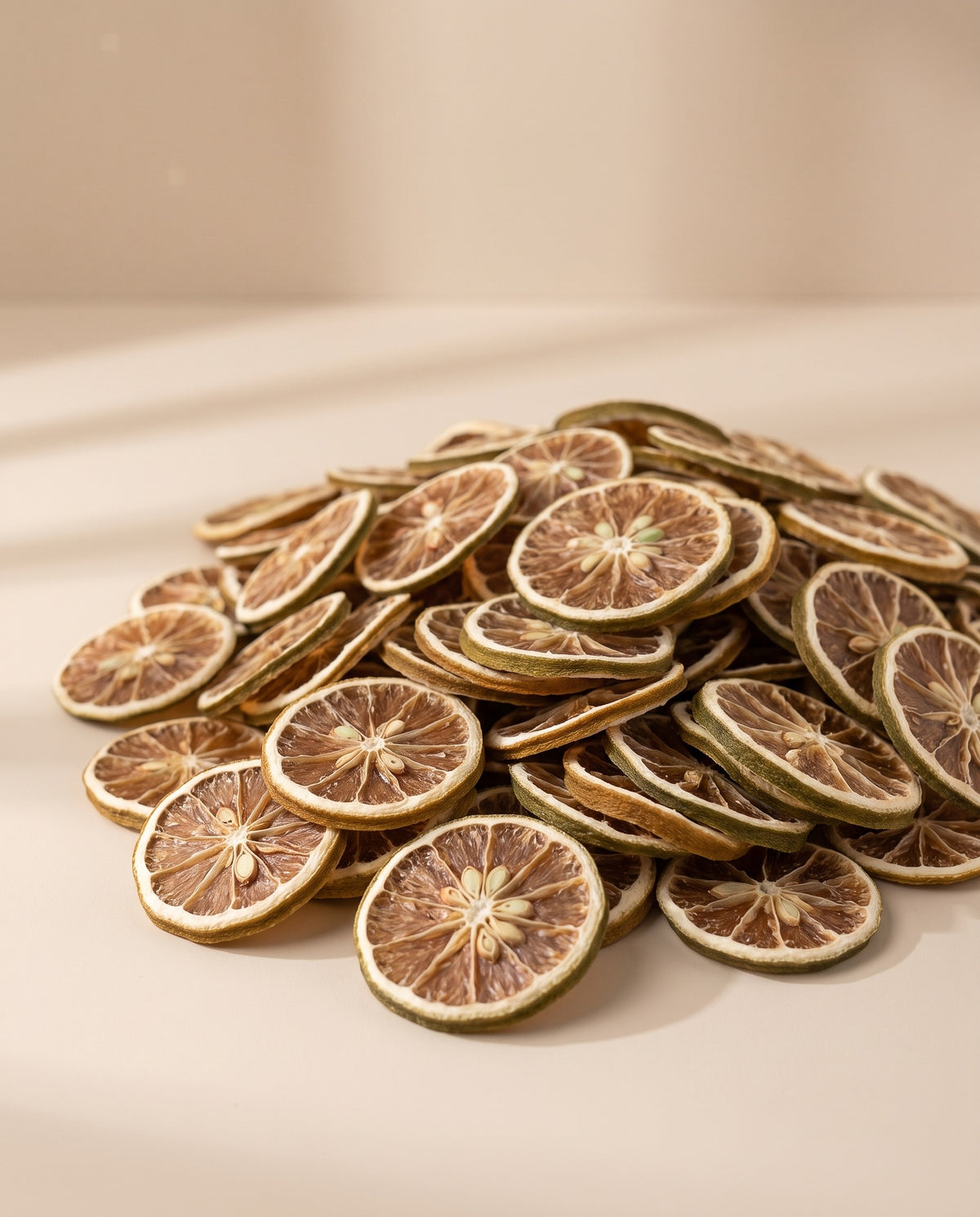 Rodelas de laranja desidratada verde, um pequeno monte visto de cima.