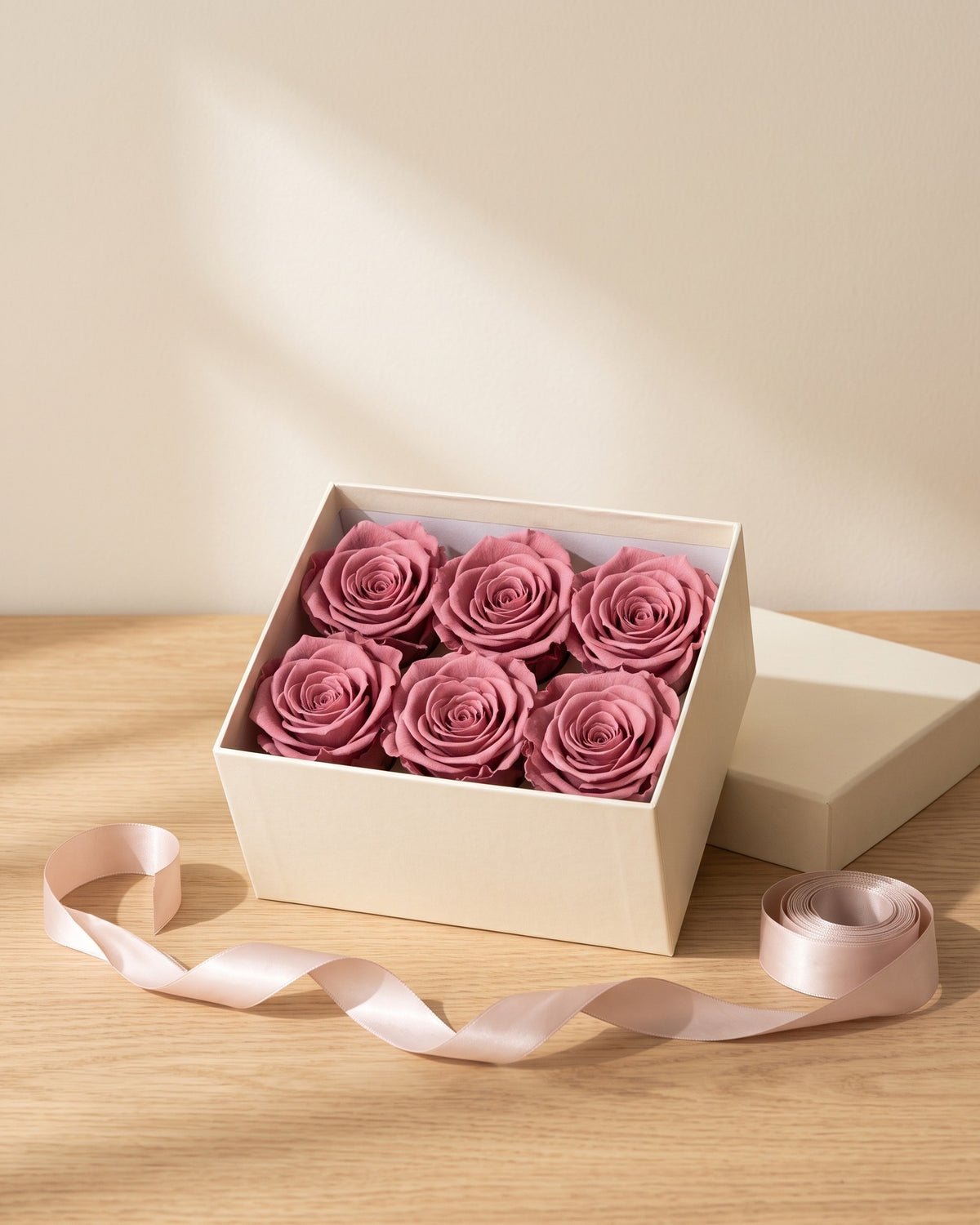 Cabezas de rosa preservada cereza en una caja de regalo, ambientada. Caja de regalo no incluida.