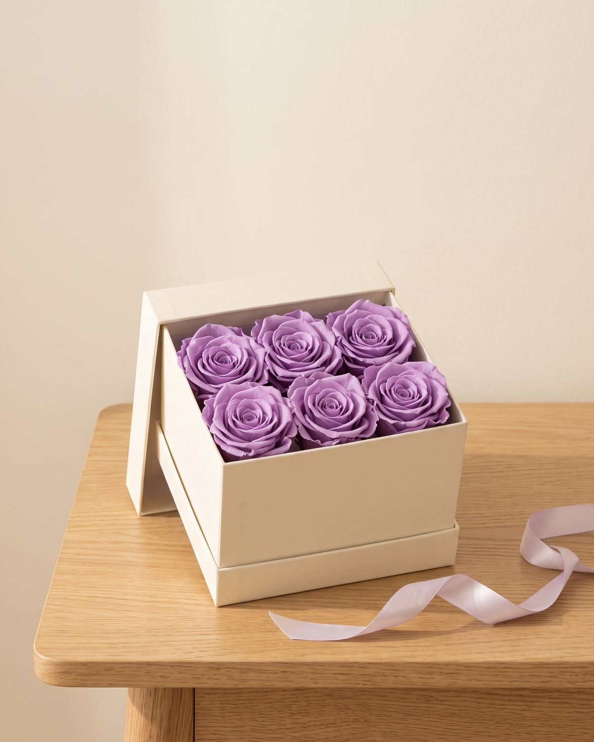 Cabezas de rosa preservada lavanda en una caja de regalo, ambientada. Caja de regalo no incluida.