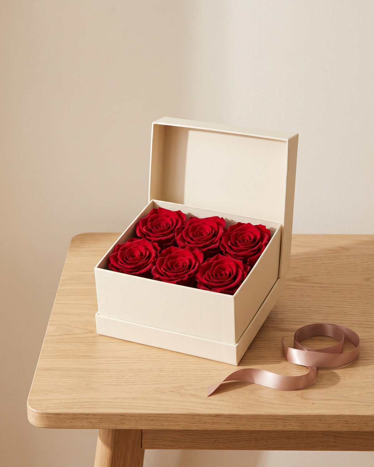 Cabezas de rosa preservada roja en una caja de regalo, ambientada. Caja de regalo no incluida.