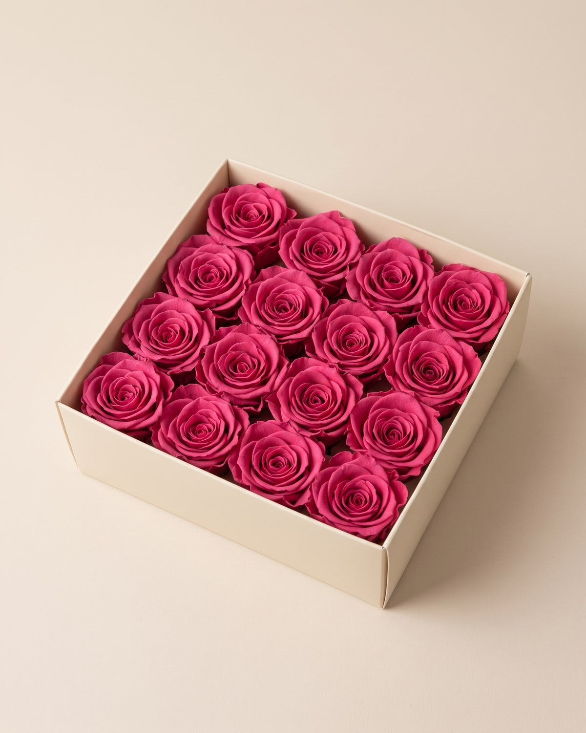 Cabezas de rosa preservada cereza (Ava) en una caja abierta