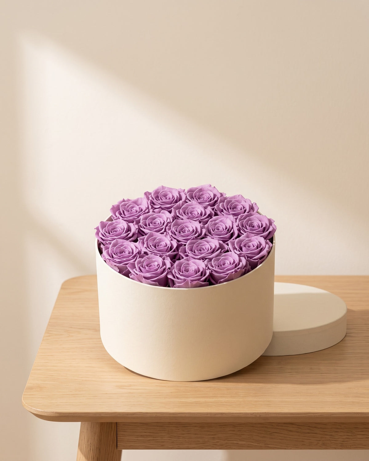 Cabezas de rosa preservada lavanda en una caja redonda de regalo, ambientada. Caja de regalo no incluida.